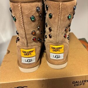 Gallery department UGGS !! Never worn , size 5 men , women 6 .